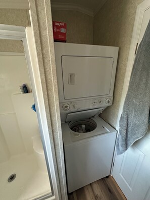 Shower, towels, soap, toilet paper - Cozy 1-bedroom park model in lovely Hudson with pool & gym. Max 2 dogs welcomed (Hudson)