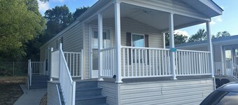 Cozy 1-bedroom park model in lovely Hudson with pool & gym. Max 2 dogs welcomed