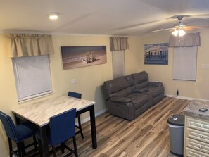 Smart TV, table football, ping pong - Cozy 1-bedroom park model in lovely Hudson with pool & gym. Max 2 dogs welcomed (Hudson)
