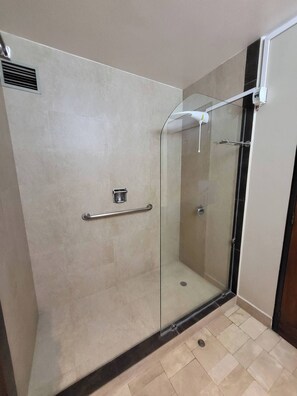 Towels, soap, toilet paper - B3 Akros Suite (Quito)