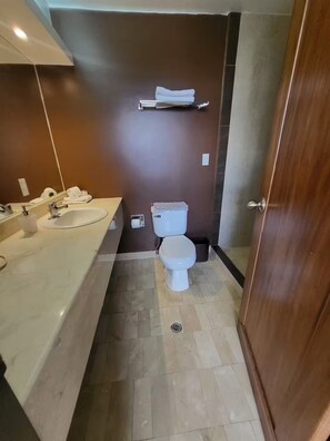 Toallas, jabón, papel de baño 
