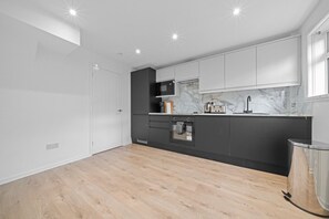 Fridge, oven, stovetop, coffee/tea maker