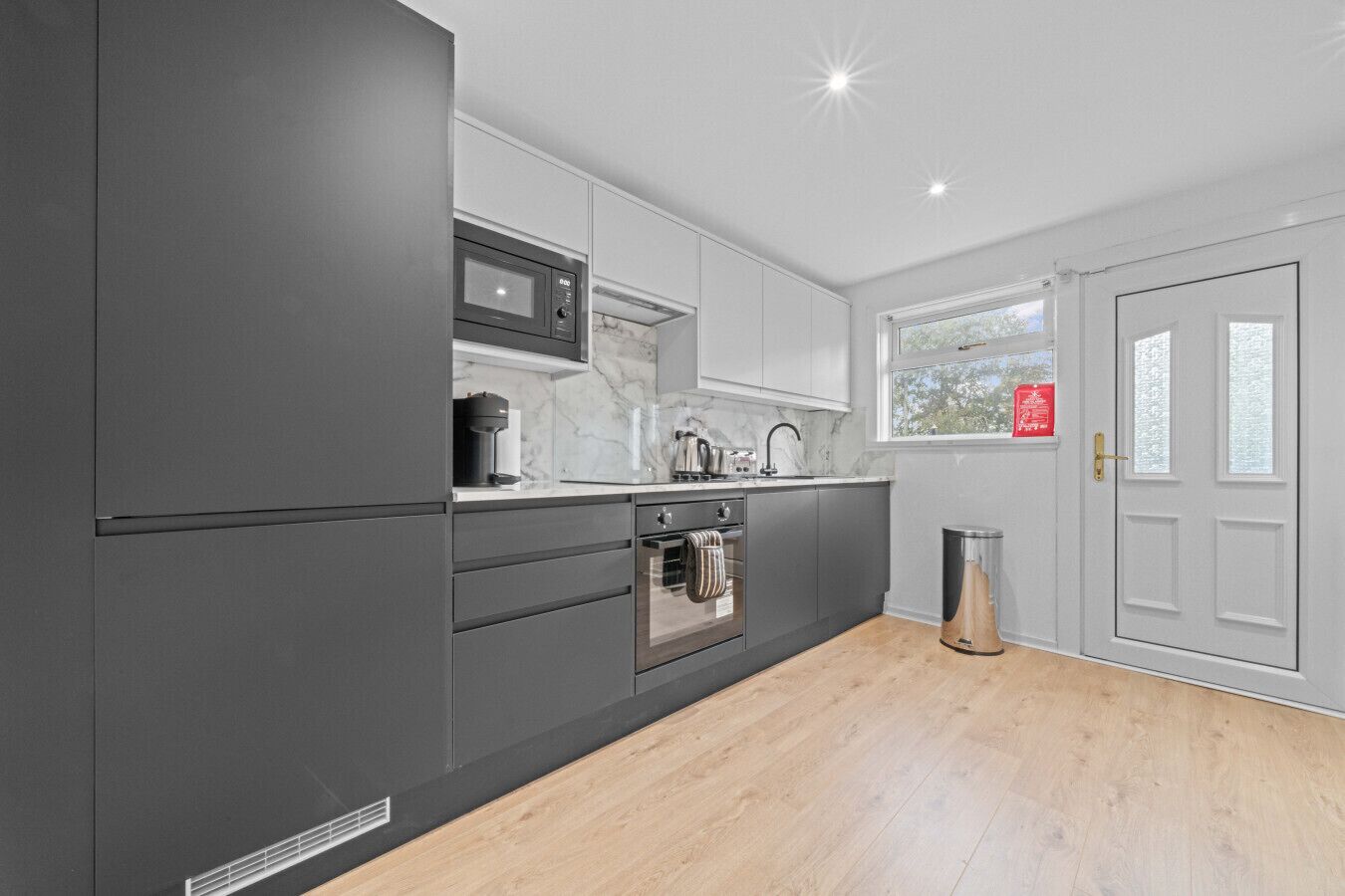 Fridge, oven, stovetop, coffee/tea maker