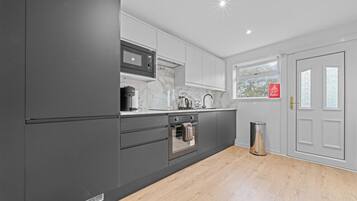 Fridge, oven, stovetop, coffee/tea maker