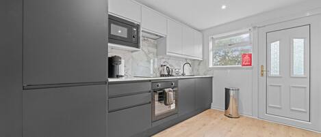 Een koelkast, een oven, een kookplaat, een koffiezetapparaat/waterkoker