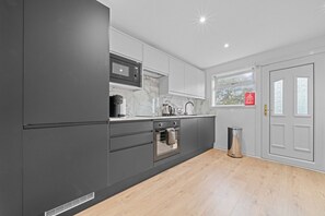 Réfrigérateur, four, plaque de cuisson, cafetière/bouilloire