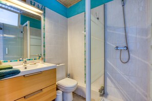 Ducha, artículos de tocador gratuitos, secador de pelo, toallas