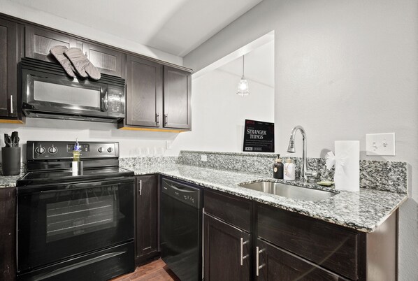 冰箱、微波炉、烤箱、炉灶