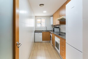 Fridge, microwave, oven, stovetop - Apartment 'Santa Clotilde' with Balcony, Wi-Fi and Air Conditioning (Lloret de Mar)