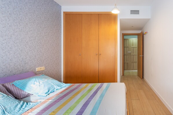 3 habitaciones, tabla de planchar con plancha, wifi y ropa de cama