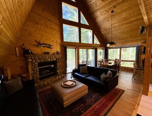 Smart-TV, Kamin, DVD-Player, Bücher