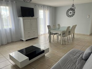 TV - Gîte des 3 Moulins - A haven of tranquillity in the heart of the vineyards (Gornac)