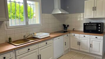 Frigorífic, microones, forn i placa de cuina