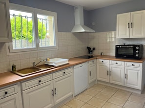 Frigorífic, microones, forn i placa de cuina