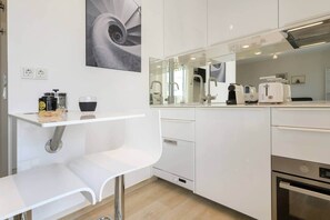 Kühlschrank, Mikrowelle, Geschirrspüler, Toaster