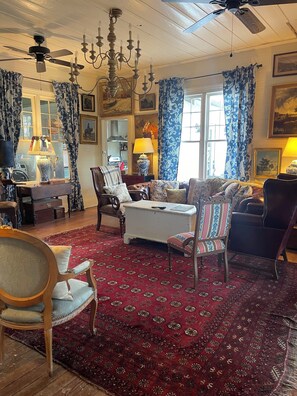 TV, fireplace - AIKEN HISTORIC FARMHOUSE w Stables, Turnout 20 min to TOWN. (Salley)