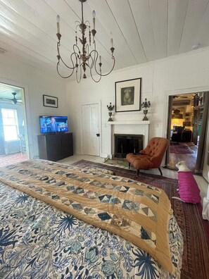 3 bedrooms, iron/ironing board, WiFi, bed sheets - AIKEN HISTORIC FARMHOUSE w Stables, Turnout 20 min to TOWN. (Salley)