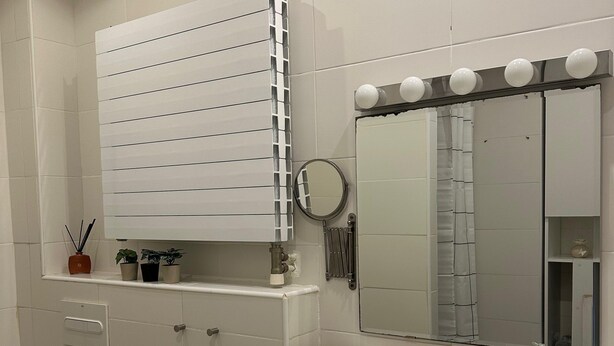 A modern bathroom with a toilet, bidet, and sink. - C (Barcelona)