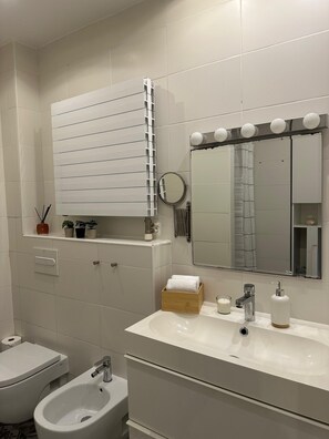 Shower, hair dryer, towels - C (Barcelona)