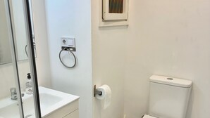 Shower, hair dryer, towels - C (Barcelona)