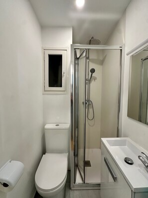 Shower, hair dryer, towels - C (Barcelona)
