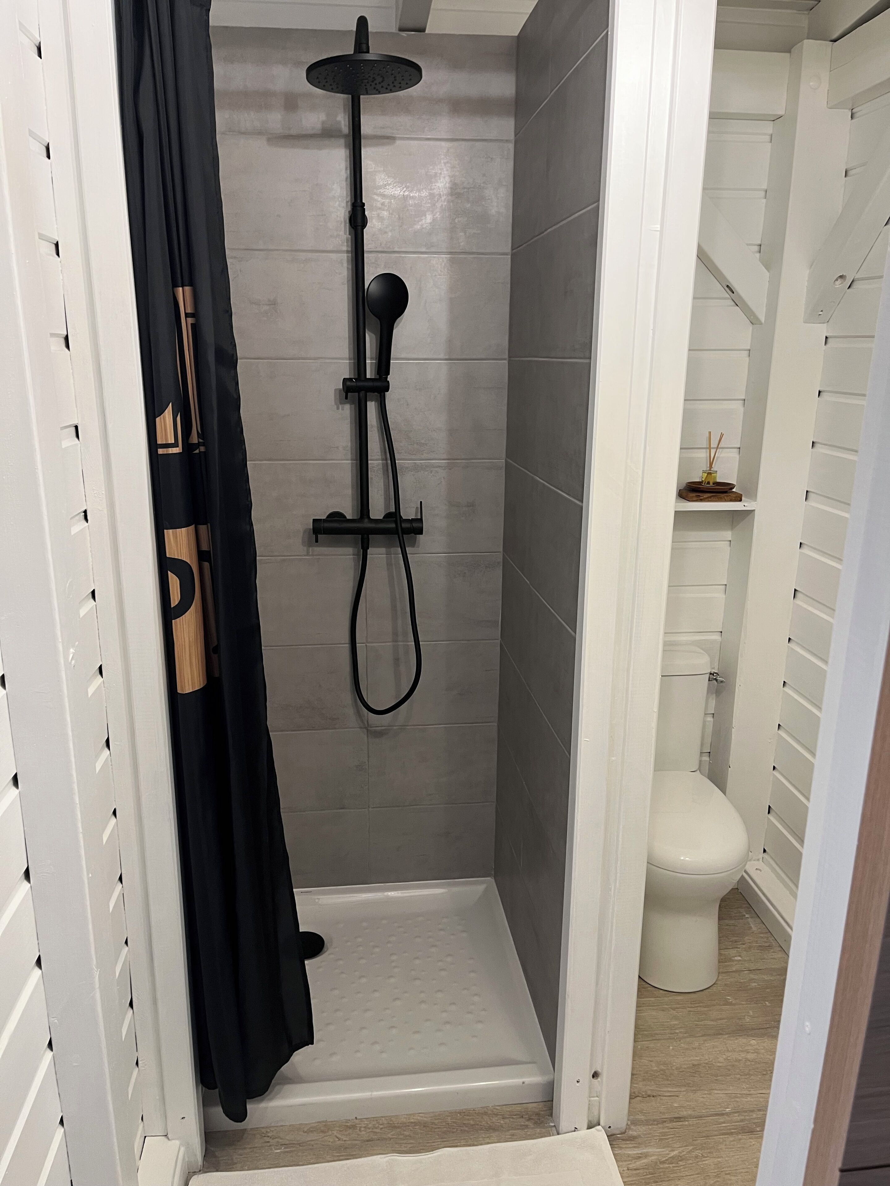 Douche, sèche-cheveux, serviettes fournies, savon