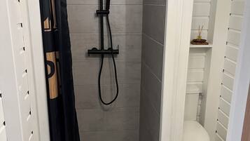 Douche, sĂšche-cheveux, serviettes fournies, savon