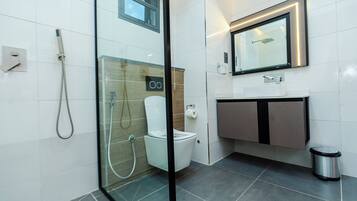 Executive suite | Badkamer | Handdoeken, zeep, shampoo, toiletpapier