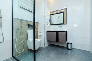 Executive Suite | Bathroom | Towels, soap, shampoo, toilet paper