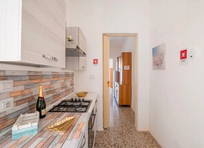 Réfrigérateur, four, plaque de cuisson