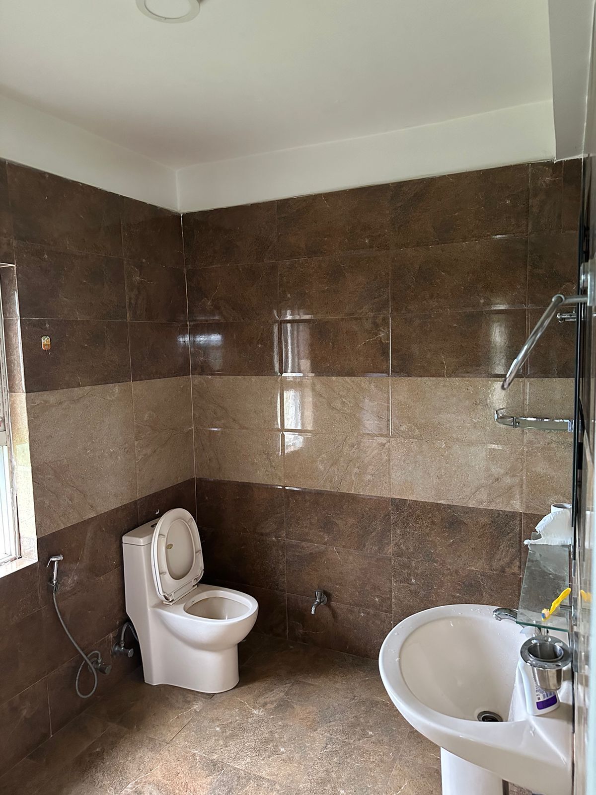 Serviettes fournies, savon, papier toilette