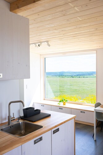 Ferienhaus am Flugplatz umgeben von Natur