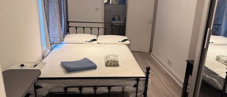 2 室のベッドルーム、アイロン / アイロン台、WiFi、ベッドシーツ