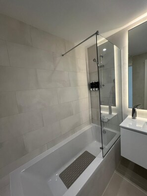 Shower, hair dryer, bidet, towels - Faro - Panoramic Pool - Private Jacuzzi, 115 m² terrace, infinity pool (Faro)