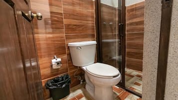 Standard Double Room, 2 Double Beds | Bathroom