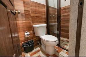 Standard-Doppelzimmer, 2 Doppelbetten | Badezimmer | Dusche, kostenlose Toilettenartikel, Handtücher, Seife