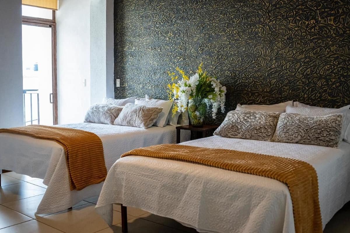 Escritorio, wifi gratis y ropa de cama