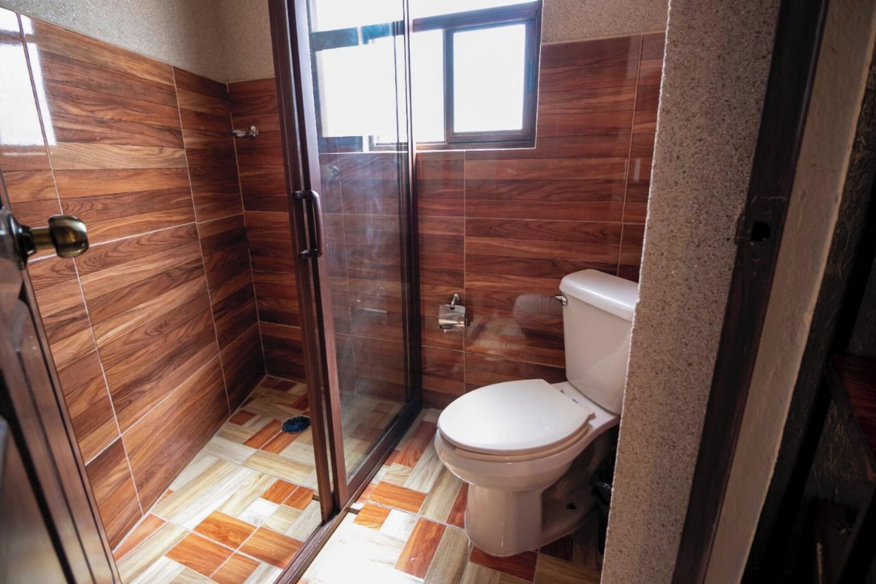 Ducha, artículos de higiene personal gratuitos, toallas y jabón
