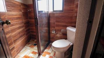Ducha, artículos de higiene personal gratuitos, toallas y jabón
