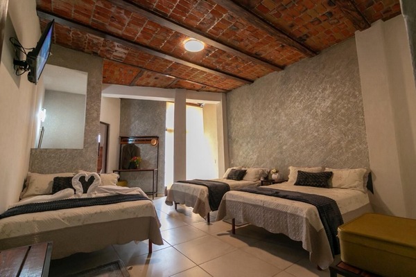 Escritorio, wifi gratis y ropa de cama