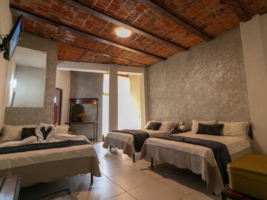 Habitación triple estándar, varias camas | Escritorio, wifi gratis, ropa de cama