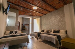 Escritorio, wifi gratis y ropa de cama 