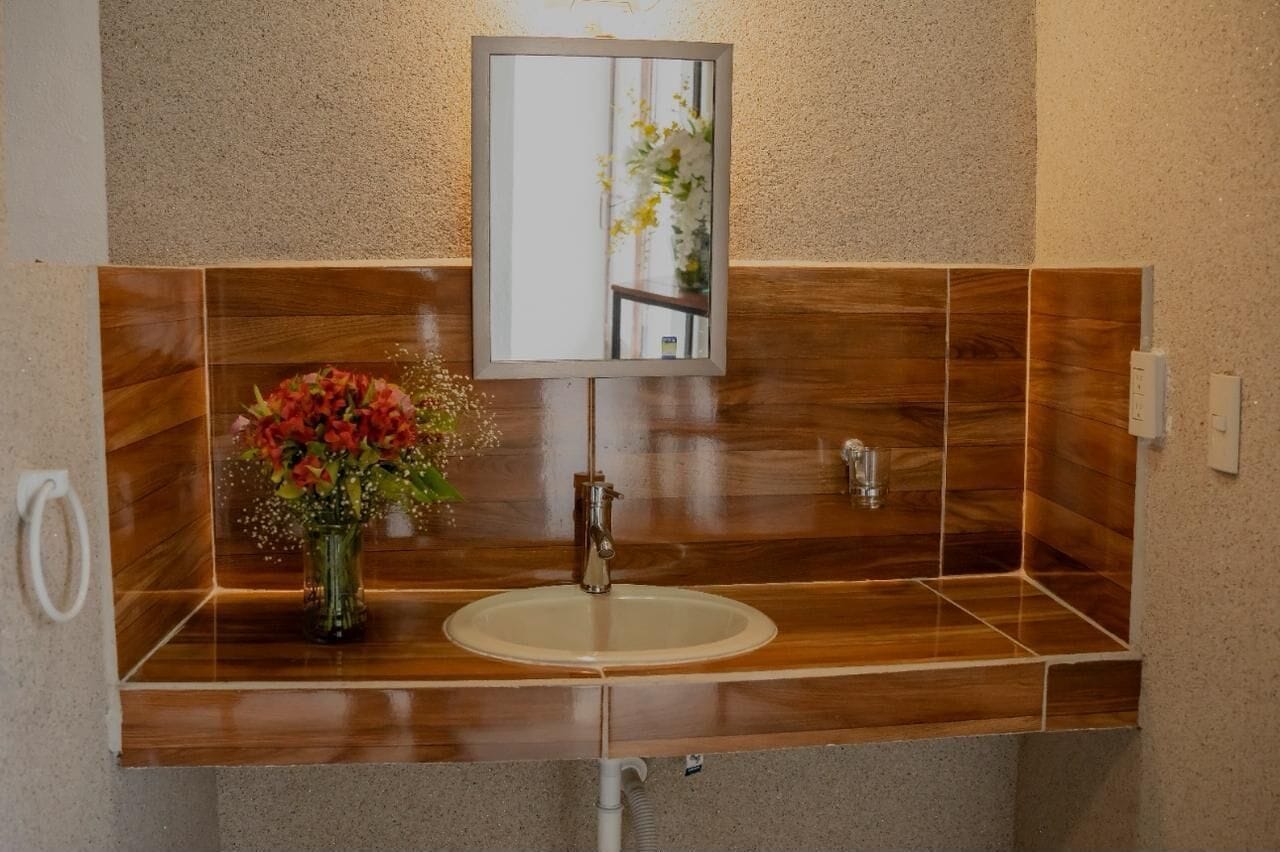 Habitación doble estándar, 2 camas matrimoniales | Baño | Regadera, amenidades de baño gratuitas, toallas, jabón 