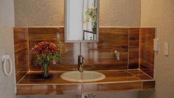 Habitación triple estándar, varias camas | Baño | Regadera, amenidades de baño gratuitas, toallas, jabón