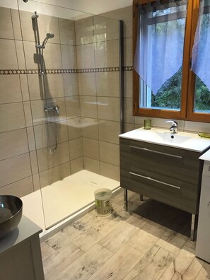 Hårføner, håndklær, såpe og toalettpapir