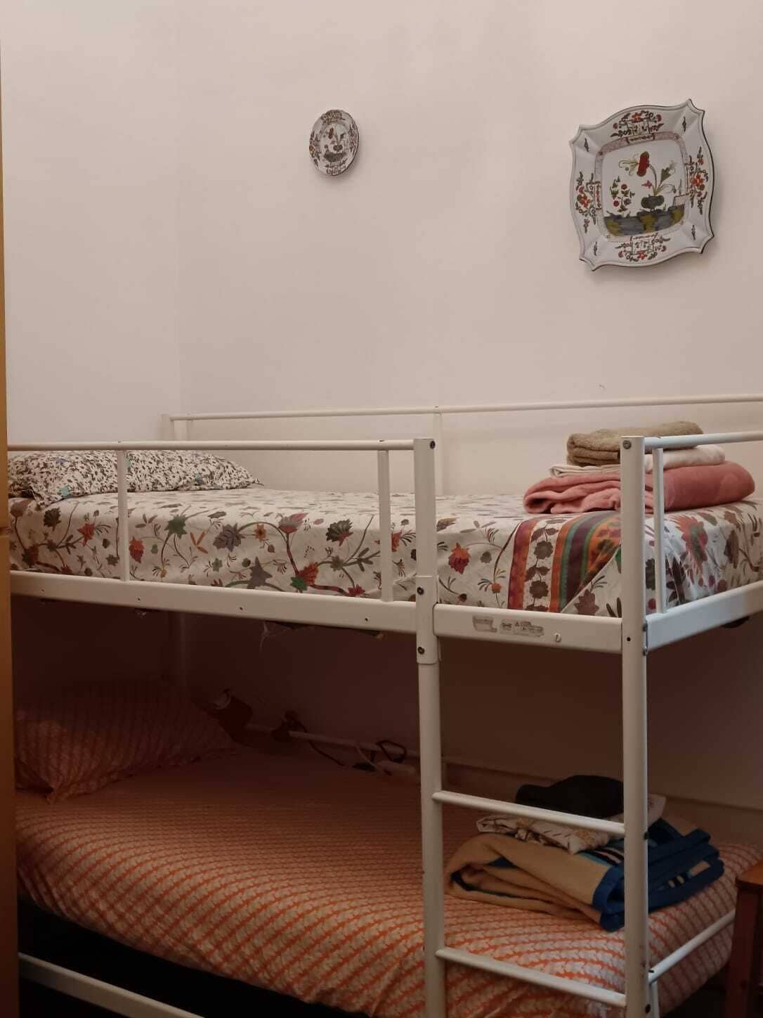 Espacio para trabajar con laptop y wifi gratis 