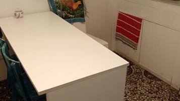 Refrigerador, placa de cocina, utensilios de cocina