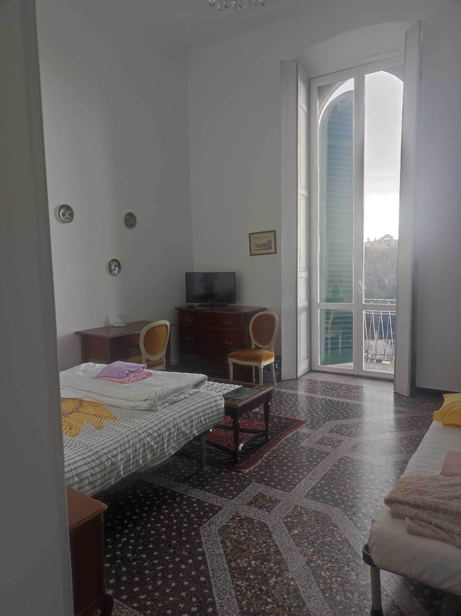 Camera con letto matrimoniale o 2 letti singoli, vista città | Postazione laptop, Wi-Fi gratuito