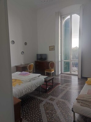 Doppel- oder Zweibettzimmer, Stadtblick | Laptopgeeigneter Arbeitsplatz, kostenloses WLAN