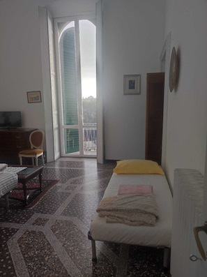 Habitación con 1 cama matrimonial o 2 individuales, vista a la ciudad | Espacio para trabajar con laptop y wifi gratis